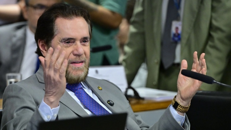 Plínio Valério diz que vai sozinho mesmo disputar permanência no Senado