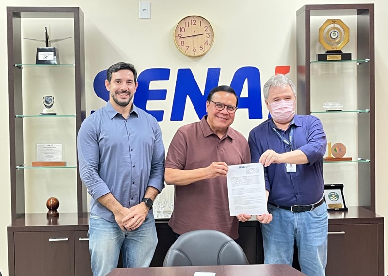 Prefeitura de Coari e Senai firmam parceria para 40 cursos de qualificação profissional a bordo do Barco-Escola Samaúma II