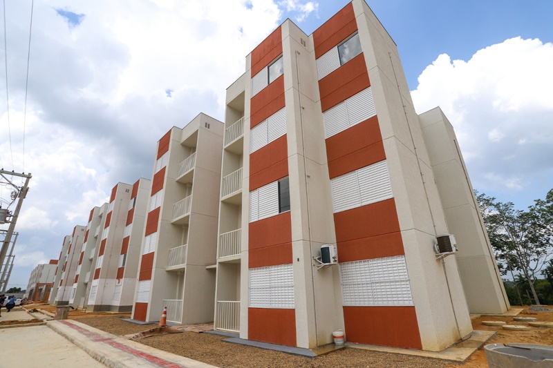 Prefeito David Almeida acompanha visita de famílias ao residencial Carlos Braga e anuncia entrega da primeira etapa em novembro