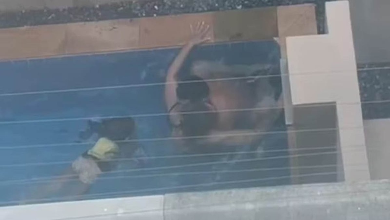 Casal transa na frente de criança dentro de piscina em condomínio
