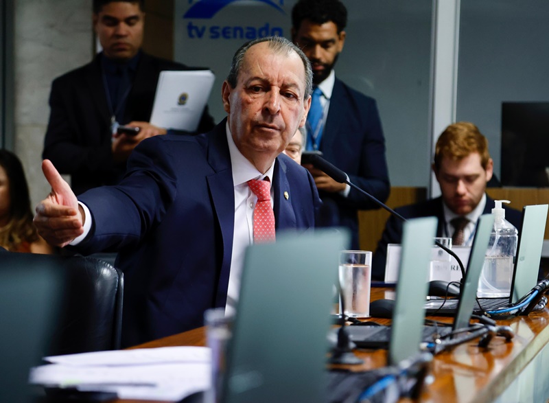 Omar Aziz critica pirotecnia em operação pequenos garimpeiros no Rio Madeira e pede punição a verdadeiros criminosos