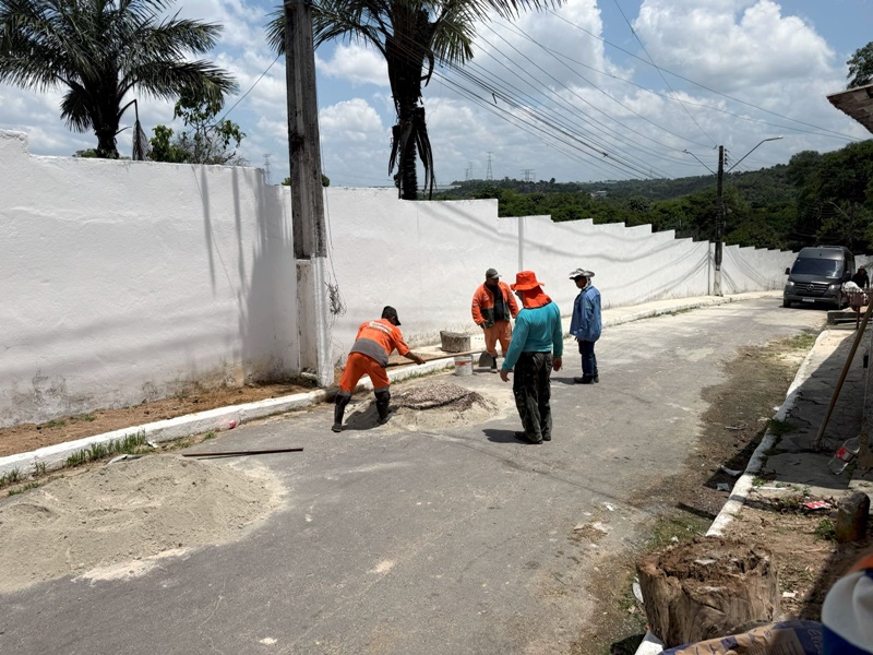 Prefeitura de Manaus reconstrói calçada no bairro Colônia Antônio Aleixo e garante mais segurança e acessibilidade aos pedestres