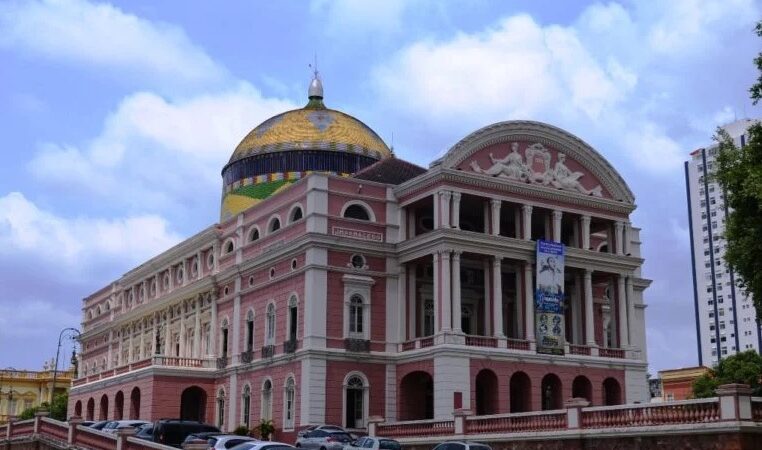 Homem é esfaqueado várias vezes próximo ao Teatro Amazonas