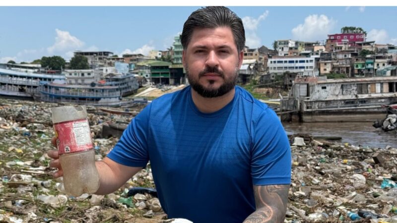 Amauri Gomes protesta contra acúmulo de lixo na Manaus Moderna