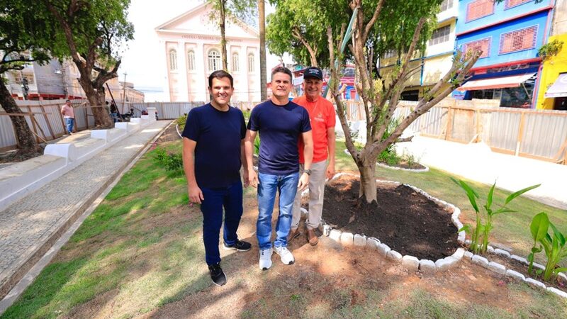 Prefeito David Almeida e vice Renato Junior realizam plantio de oliveiras na fase final do restauro da praça dos Remédios e destacam cuidado histórico e social no Centro