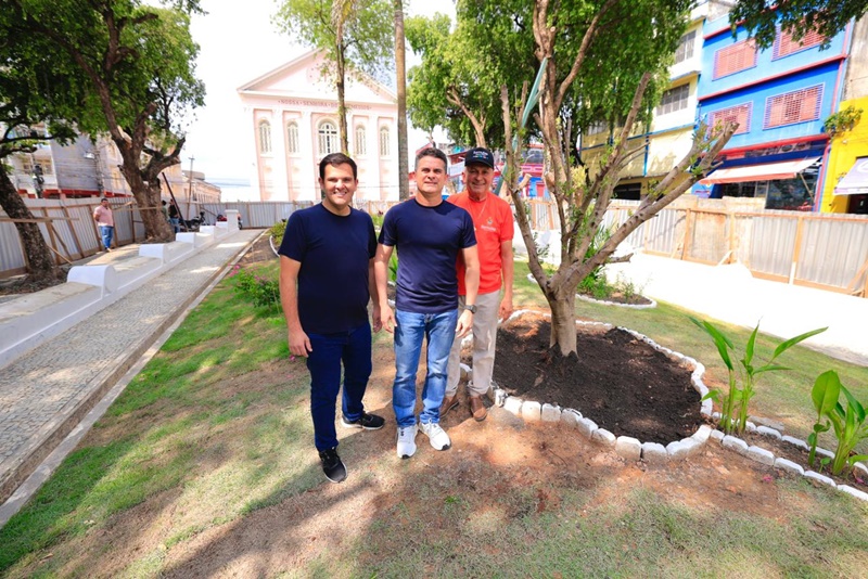 Prefeito David Almeida e vice Renato Junior realizam plantio de oliveiras na fase final do restauro da praça dos Remédios e destacam cuidado histórico e social no Centro