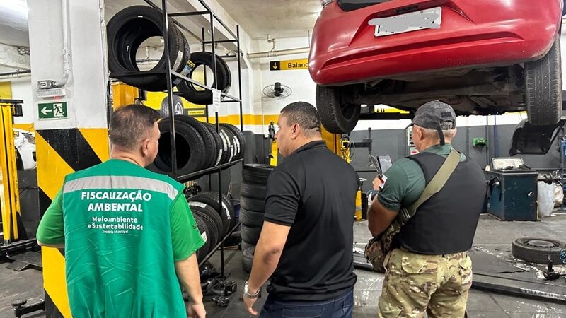 Prefeitura de Manaus realiza força-tarefa e notifica oito empresas por descarte irregular de pneus