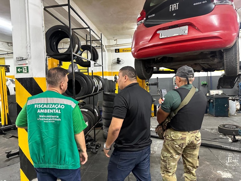 Prefeitura de Manaus realiza força-tarefa e notifica oito empresas por descarte irregular de pneus