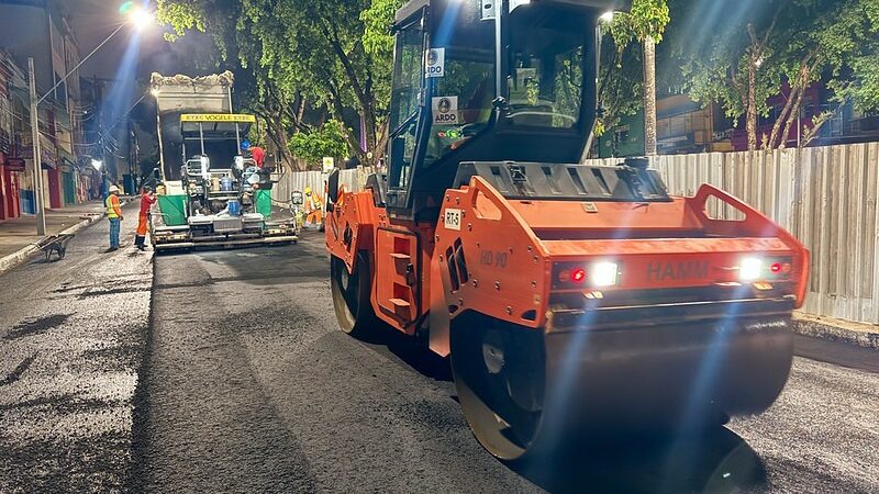 Prefeitura de Manaus realiza recapeamento noturno e transforma entorno da praça dos Remédios no centro histórico