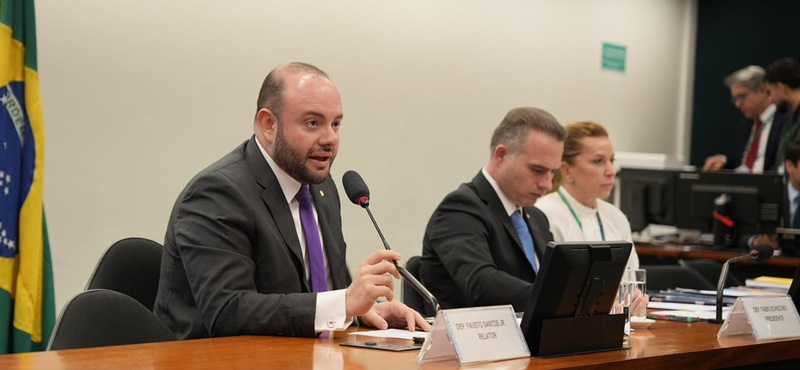 Relator Fausto Júnior pede arquivamento de processo contra Gustavo Gayer no Conselho de Ética