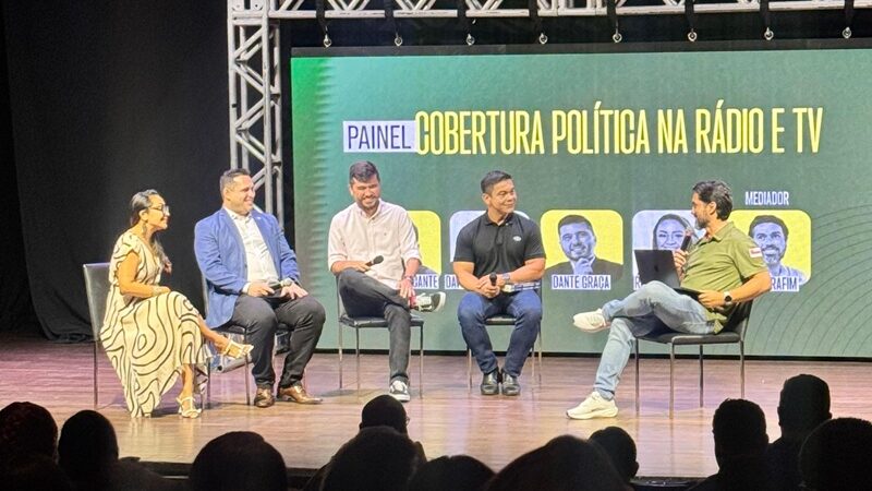 Jack Serafim media debate sobre cobertura política na rádio e TV durante Compol Amazonas 2025