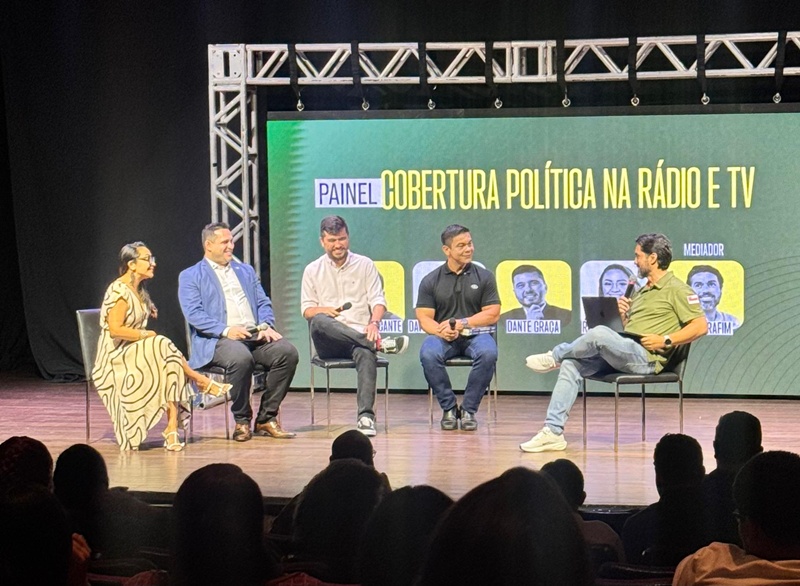 Jack Serafim media debate sobre cobertura política na rádio e TV durante Compol Amazonas 2025
