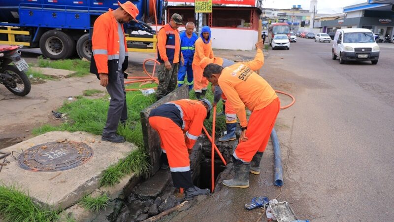 Prefeitura de Manaus realiza limpeza e desobstrução em caixa coletora na avenida Dom Pedro