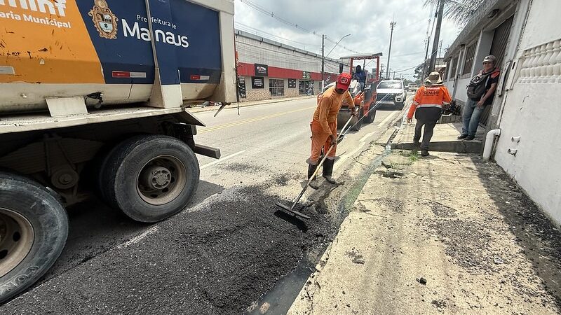 Prefeitura de Manaus atua em recuperação asfáltica da avenida Dublim e melhora mobilidade no bairro Planalto