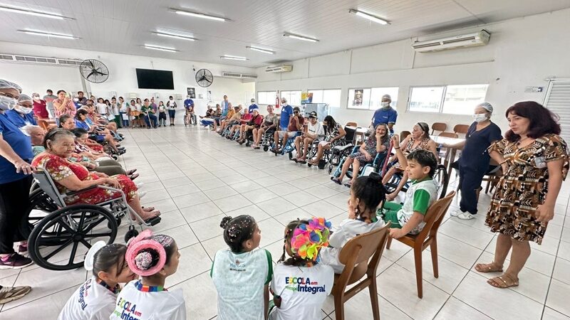 Prefeitura de Manaus promove encontro intergeracional entre alunos e idosos na Fundação Dr. Thomas
