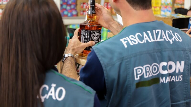 Prefeitura de Manaus apreende 13 mil litros de bebidas em situação irregular na operação ‘Zero Metanol’