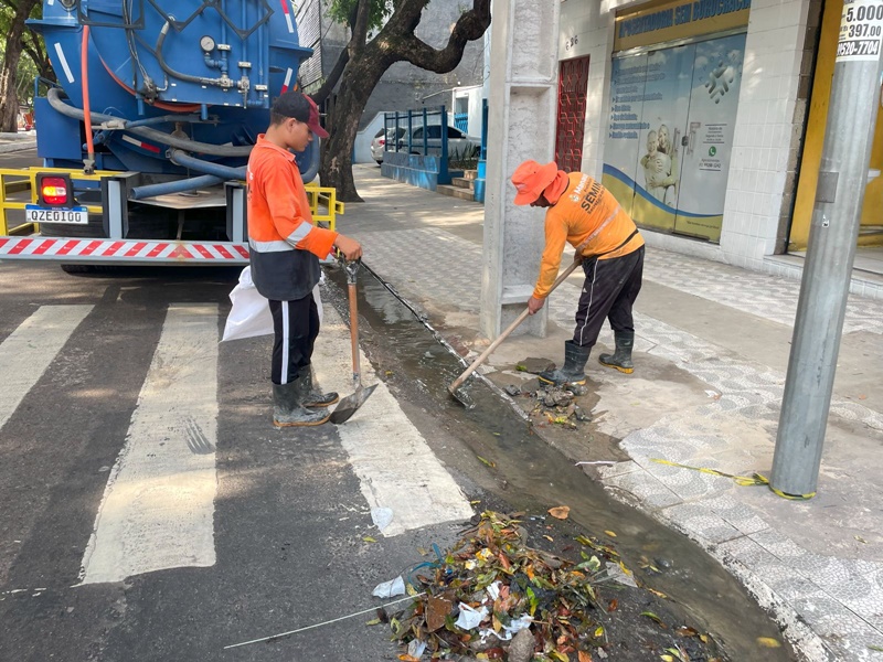 Prefeitura de Manaus atua de forma emergencial na desobstrução de bueiros na avenida Getúlio Vargas