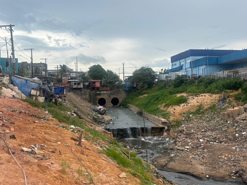 Prefeitura anuncia a implantação da 12ª ecobarreira e intensifica ações de limpeza no entorno da feira da Panair
