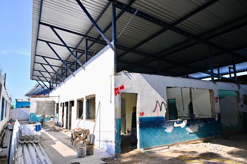 Prefeito David Almeida vistoria obras de reforma e ampliação da policlínica Djalma Batista, na Compensa