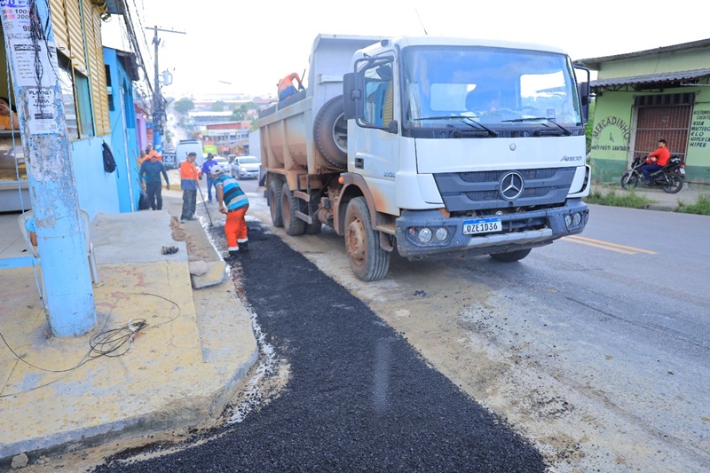 Prefeitura de Manaus realiza recuperação asfáltica na avenida Sumaúma