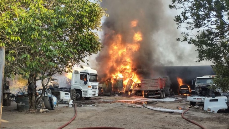 Oficina é destruída por incêndio e chamas quase atingem fábrica de colchões em Manaus