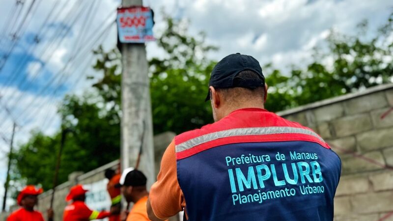 Prefeitura de Manaus realiza nova ação para remover faixas, banners e cartazes instalados em locais proibidos
