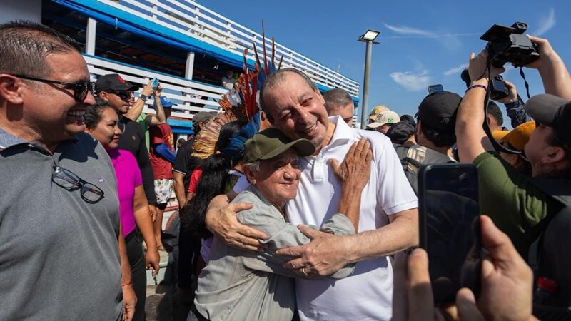 Omar Aziz reforça compromisso com o interior durante visita a Beruri