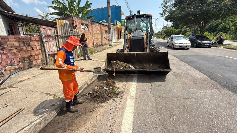 Avenida Nathan Xavier recebe serviços de limpeza da Prefeitura de Manaus
