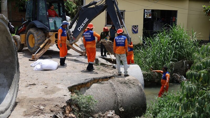 Prefeitura de Manaus substitui tubulação rompida em igarapé do bairro Monte das Oliveiras