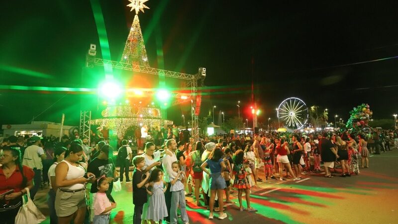 Parada Natalina da prefeitura leva brilho e encanto da magia do Natal à Ponta Negra