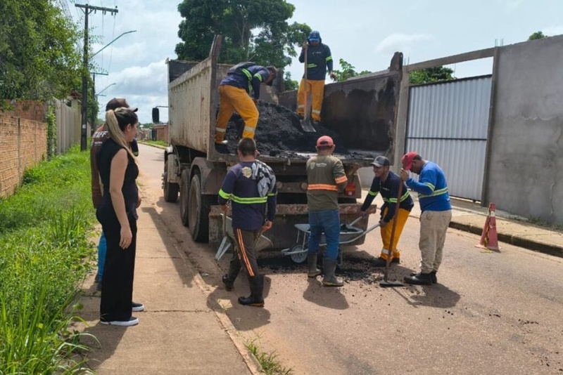 Prefeitura de Itacoatiara reforça ações de fim de ano com podagem na Avenida Parque, tapa-buracos em bairros e limpeza no Cemitério