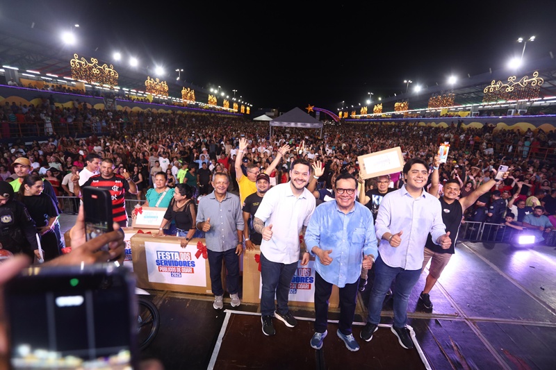 Adail Pinheiro anuncia décimo terceiro e antecipação de salários na Festa dos Servidores Públicos em Coari