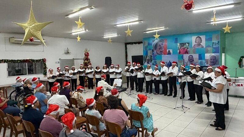 Idosos da Fundação Dr. Thomas têm noite de apresentação especial de Natal