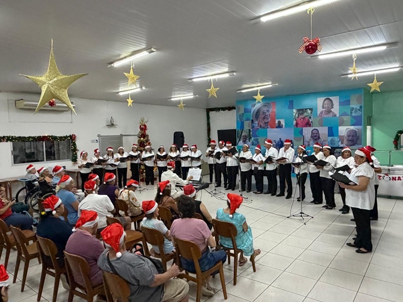 Idosos da Fundação Dr. Thomas têm noite de apresentação especial de Natal