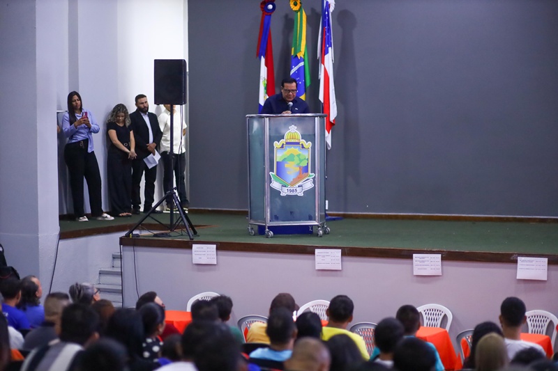 Coari celebra formatura de mais de mil alunos do Barco-Escola Samaúma II