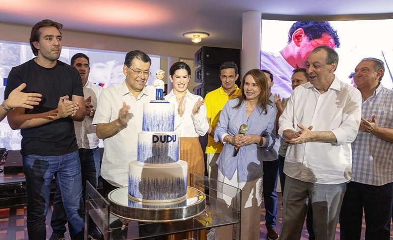 Omar Aziz defende política voltada para as pessoas em evento com mais de 50 prefeitos, além de deputados federais, estaduais e vereadores de Manaus