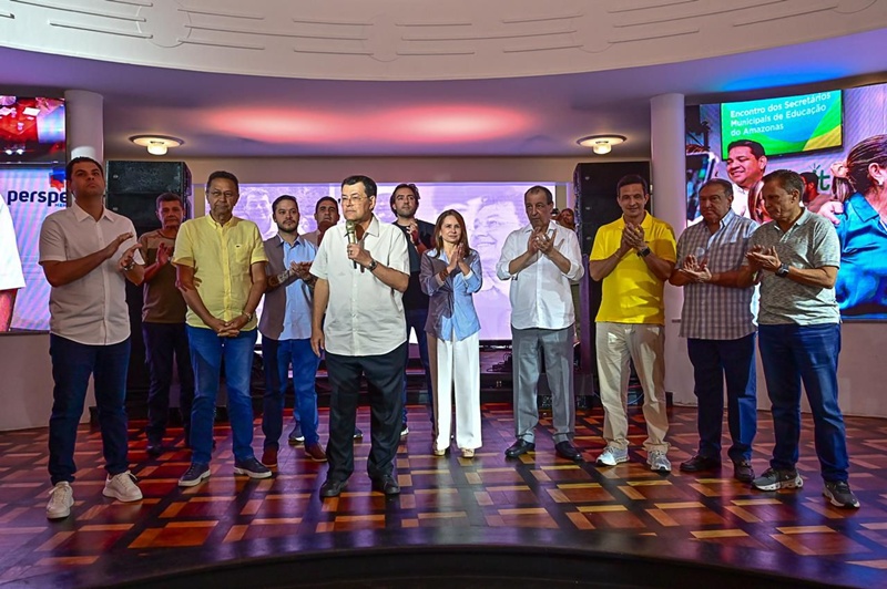Confraternização de Eduardo Braga reúne prefeitos, parlamentares e lideranças, evidenciando força política no Amazonas