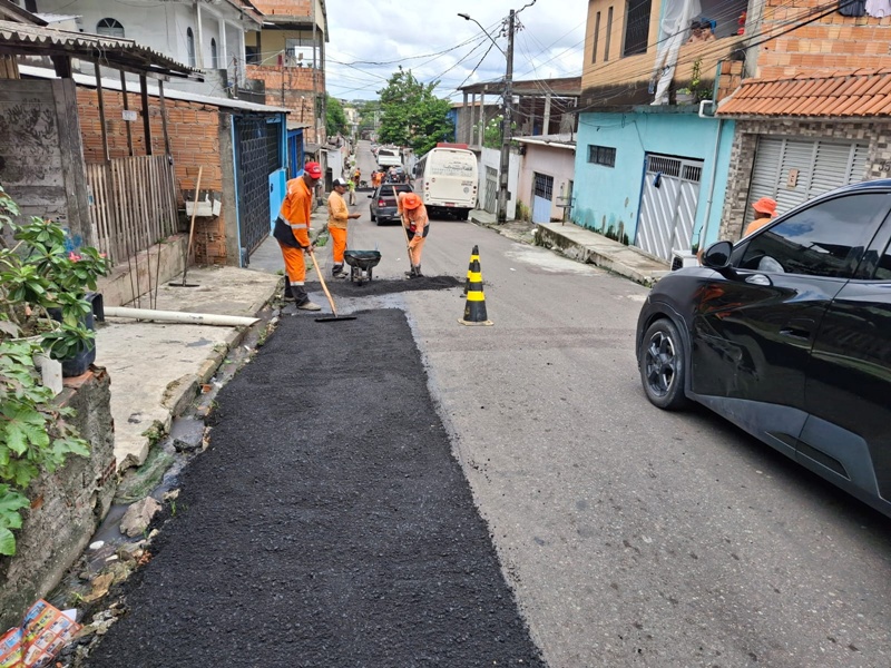 Prefeitura de Manaus atua simultaneamente em vias do bairro Coroado com revitalização na infraestrutura