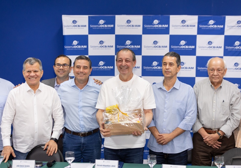 Omar Aziz destaca papel do cooperativismo no desenvolvimento do Amazonas em reunião na Casa do Cooperativismo