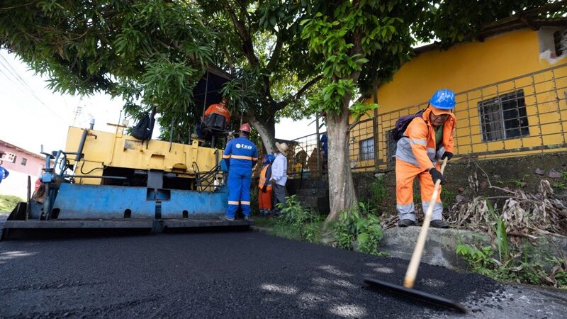 Eduardo Braga vistoria asfaltamento viabilizado com recursos de seu mandato nos núcleos 15 e 16 da Cidade Nova