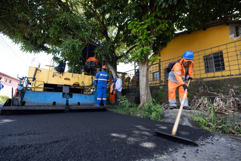 Eduardo Braga vistoria asfaltamento viabilizado com recursos de seu mandato nos núcleos 15 e 16 da Cidade Nova