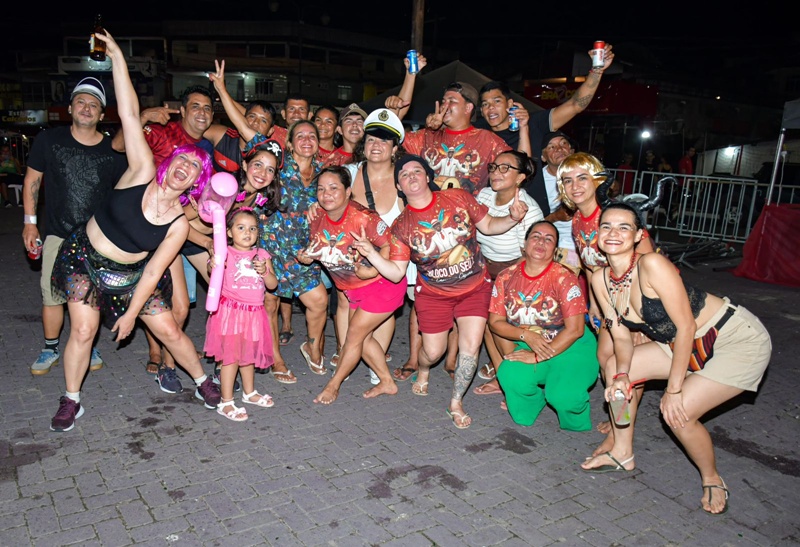 Primeira noite do CarnaTefé é marcada por toada, cultura e muita alegria
