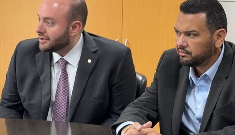 Deputado Fausto Jr. se reúne com prefeito de Beruri no Ministério da Integração para tratar da construção de casas no município