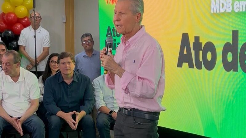 Arthur Virgílio se filia ao MDB e declara apoio a Omar Aziz