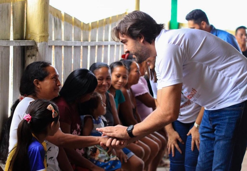 Thiago Abrahim visita escolas na zona rural de Maués e reforça compromisso com a educação