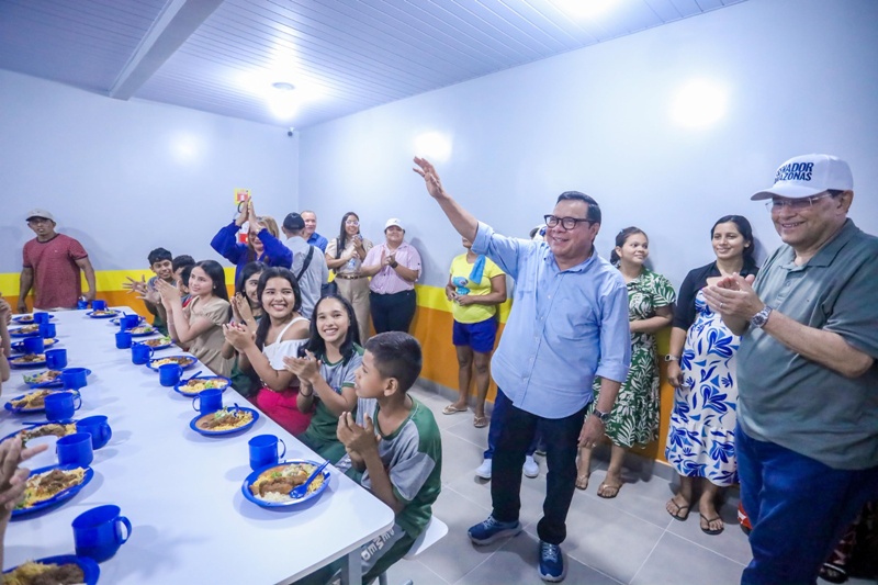 Prefeitura de Coari entrega kits escolares, reinaugura escolas e inicia força-tarefa para reforma de unidades na zona rural