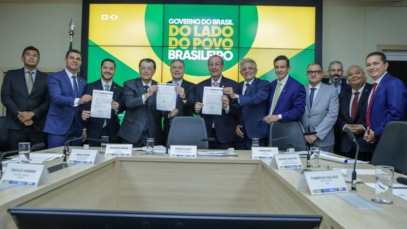 Eduardo Braga celebra anúncio de edital para asfaltamento do trecho do meio da BR-319