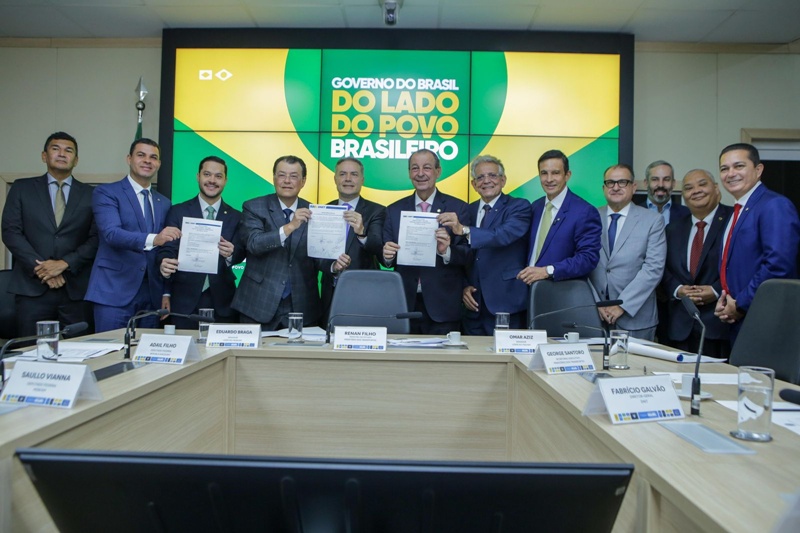 Eduardo Braga celebra anúncio de edital para asfaltamento do trecho do meio da BR-319