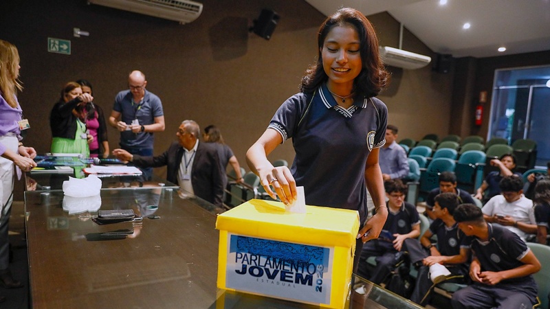 Alunos da Escola Estadual Ruy Araújo elegem representantes do Programa Parlamento Jovem 2026