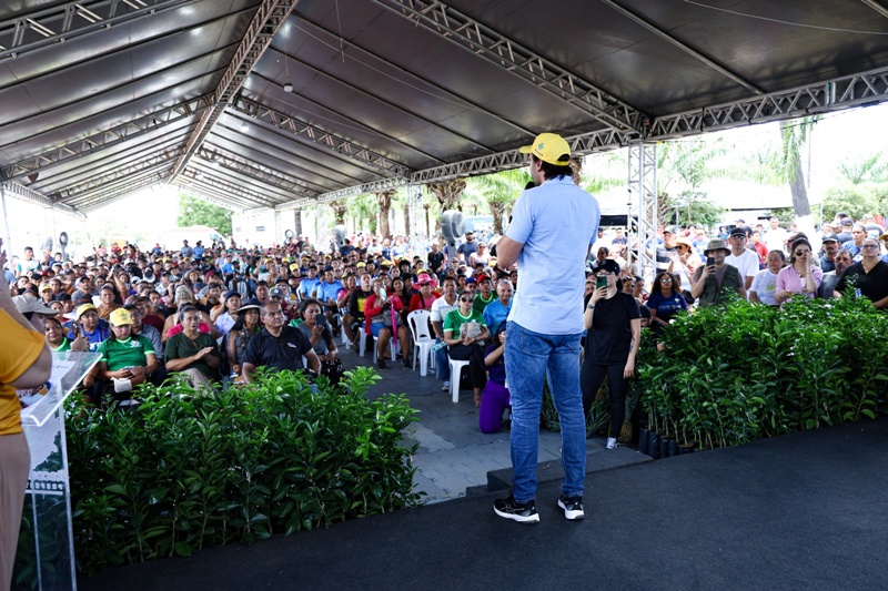 Deputado Thiago Abrahim participa dos 152 anos de Itacoatiara e entrega R$ 1,5 milhão em emendas para o setor primário
